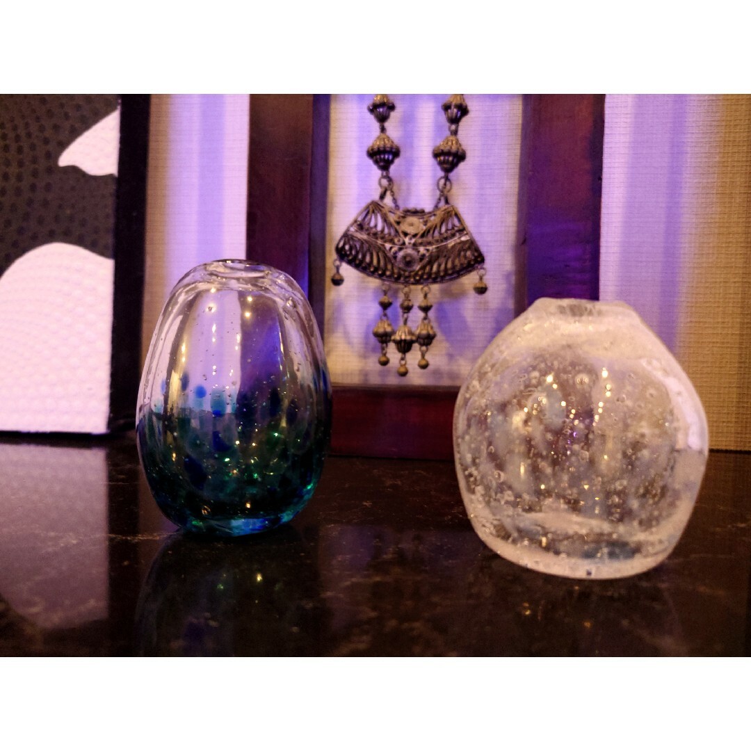 琉球ガラス　小さな花瓶　ふたつ インテリア/住まい/日用品のインテリア小物(花瓶)の商品写真