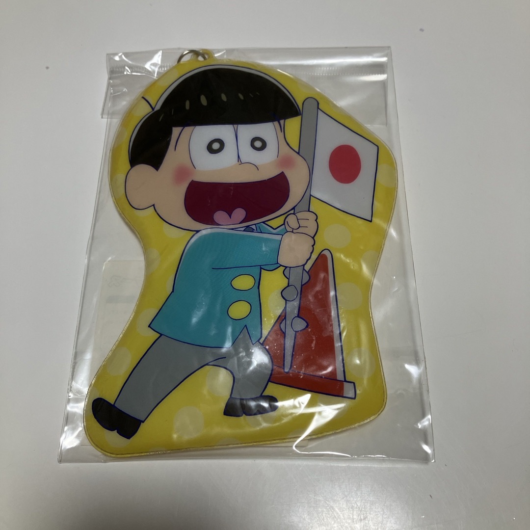 Pierrot (ピエロ)のおそ松さん　ダイカットパスケース　十四松 エンタメ/ホビーのおもちゃ/ぬいぐるみ(キャラクターグッズ)の商品写真
