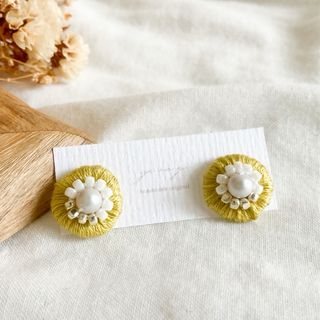 イエロー　手刺繍の小ぶり パールピアス/イヤリング  サージカルステンレス(ピアス)