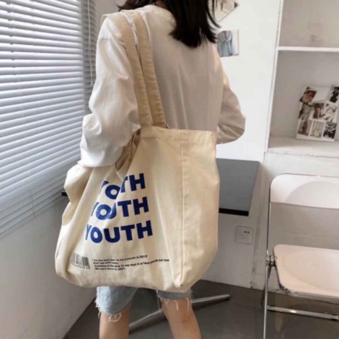 youth ロゴ トートバッグ 大容量 肩掛け ショルダーバッグ 新品 美品 白 レディースのバッグ(ショルダーバッグ)の商品写真
