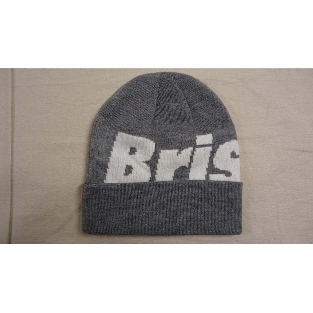 F.C.R.B.(エフシーアールビー)のF.C. Real Bristol Big Logo Knit Beanie 灰 メンズの帽子(ニット帽/ビーニー)の商品写真