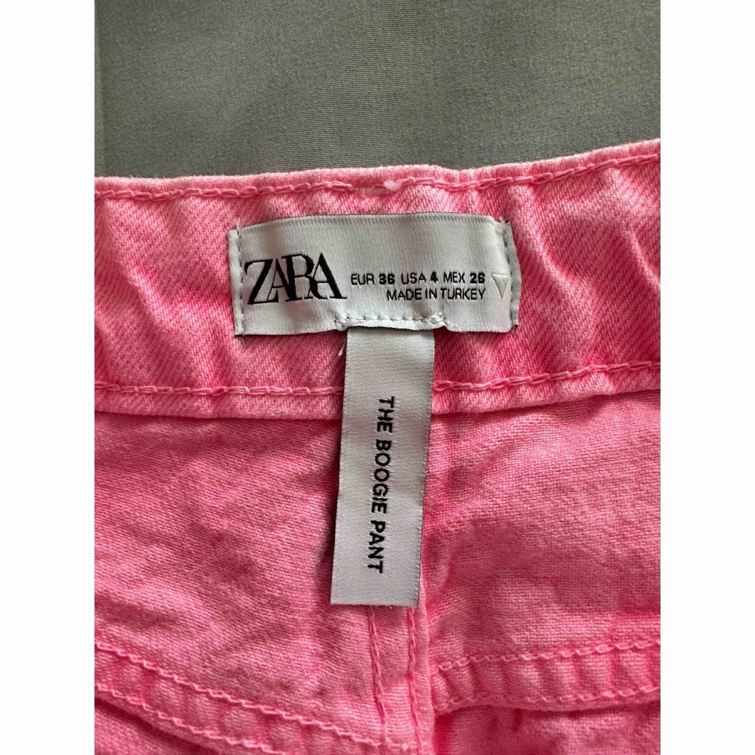 ZARA(ザラ)のZARA 大人気完売品　ネオン ピンク♡ デニム未使用 レディースのパンツ(デニム/ジーンズ)の商品写真