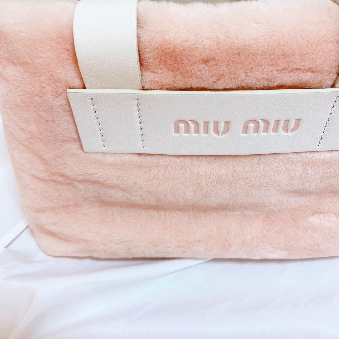 miumiu(ミュウミュウ)のmiumiu ファー　バッグ　ミュウミュウ　ハンドバッグ　2way ピンク レディースのバッグ(ハンドバッグ)の商品写真