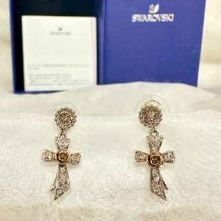 スワロフスキー(SWAROVSKI)のSwarovski薔薇ローズ＆リボンクロスドロップピアス(ピアス)