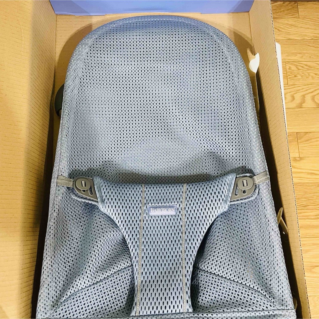 BABYBJORN(ベビービョルン)の《超美品》箱付き★使用数回のみ★ベビービョルン  ブリスエアー ストレートブルー キッズ/ベビー/マタニティの寝具/家具(ベビーベッド)の商品写真