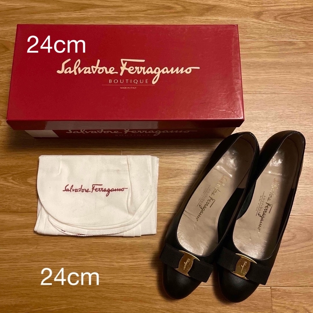 Salvatore Ferragamo(サルヴァトーレフェラガモ)のフェラガモ　黒　パンプス レディースの靴/シューズ(ハイヒール/パンプス)の商品写真