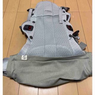 ベビービョルン(BABYBJORN)の美品　ベビービョルン　ハーモニー　抱っこ紐　メッシュ　シルバー　カバーつき(抱っこひも/おんぶひも)