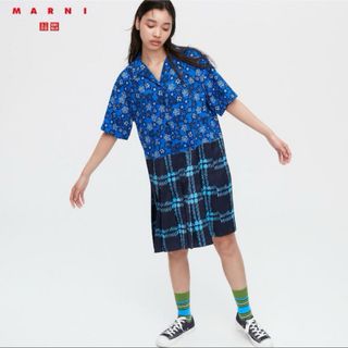 ユニクロ(UNIQLO)のユニクロ MARNI オープンカラープリーツワンピース 半袖 Sサイズ ブルー(ひざ丈ワンピース)