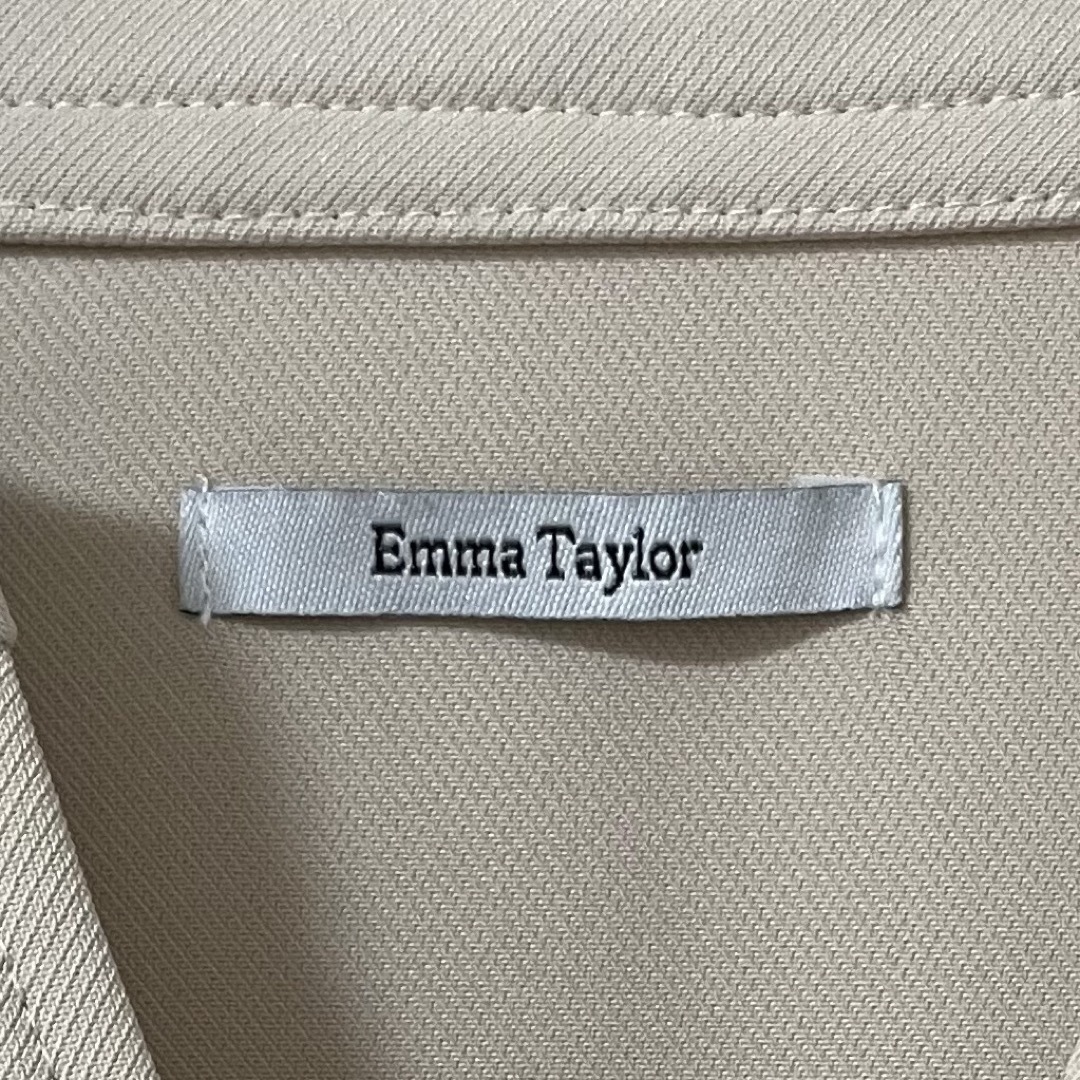 Emma Taylor(エマテイラー)の《ほぼ未使用》Emma Taylor パールブラウス　ベージュ レディースのトップス(シャツ/ブラウス(長袖/七分))の商品写真