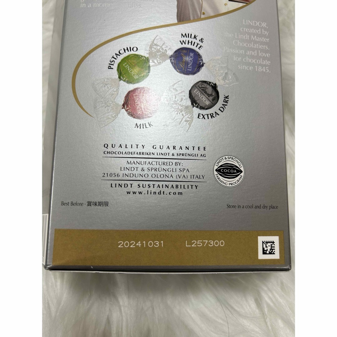 Lindt(リンツ)の【即日匿名発送】リンツ リンドール ピスタチオ　チョコレート30個 コストコ 食品/飲料/酒の食品(菓子/デザート)の商品写真