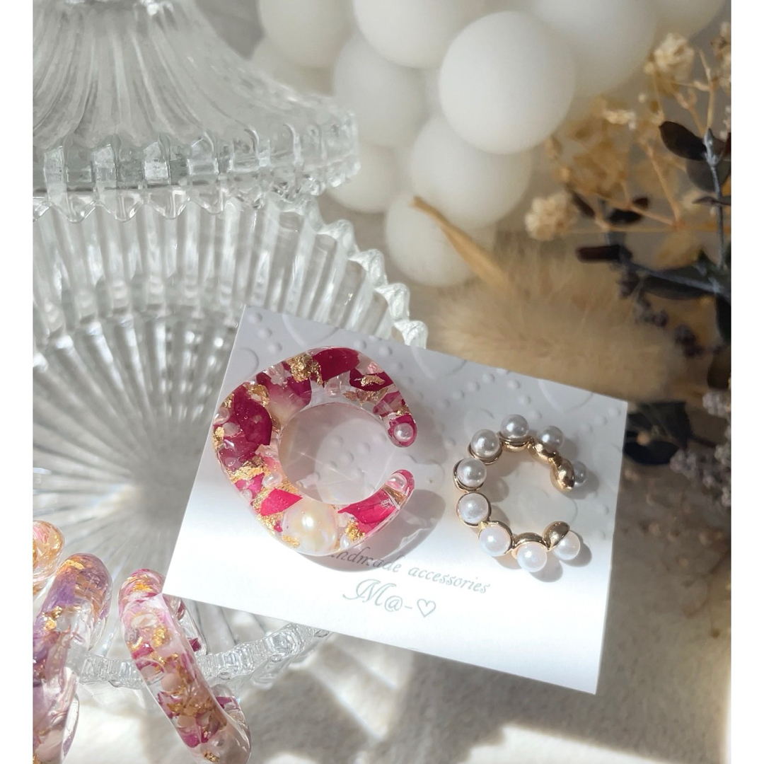2点セット♡ローズの花びら入りイヤーカフ×パールイヤーカフ ハンドメイドのアクセサリー(イヤリング)の商品写真