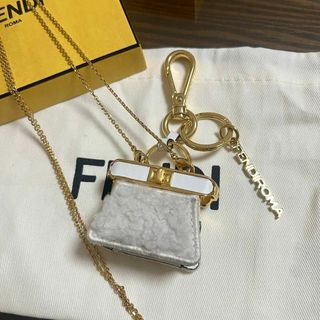 フェンディ(FENDI)の［現行・極美品］FENDI ピーカブー キーケース　シープスキン　バッグチャーム(キーホルダー)