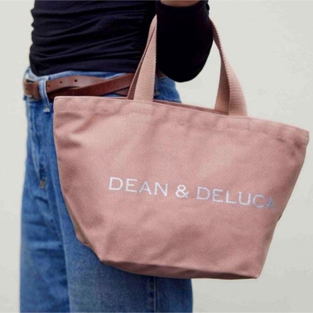 DEAN & DELUCA(ディーンアンドデルーカ)のDEAN＆DELUCAトートバッグ　コーラルピンク　ロゴシルバーラメ　Ｓサイズ レディースのバッグ(トートバッグ)の商品写真