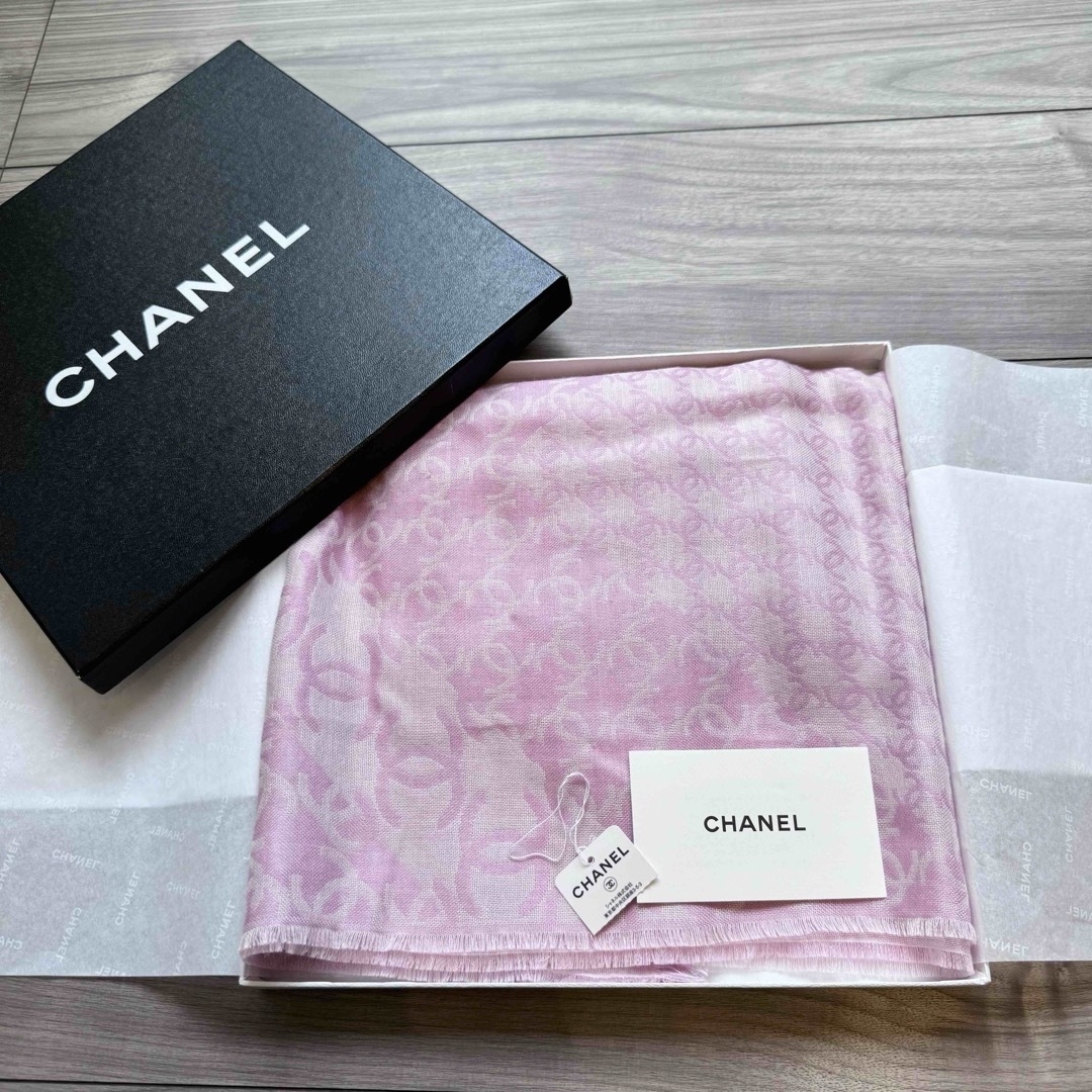 CHANEL(シャネル)のCHANEL ココマークカシミヤシルクスカーフ ストール ピンクシャネル レディースのファッション小物(ストール/パシュミナ)の商品写真