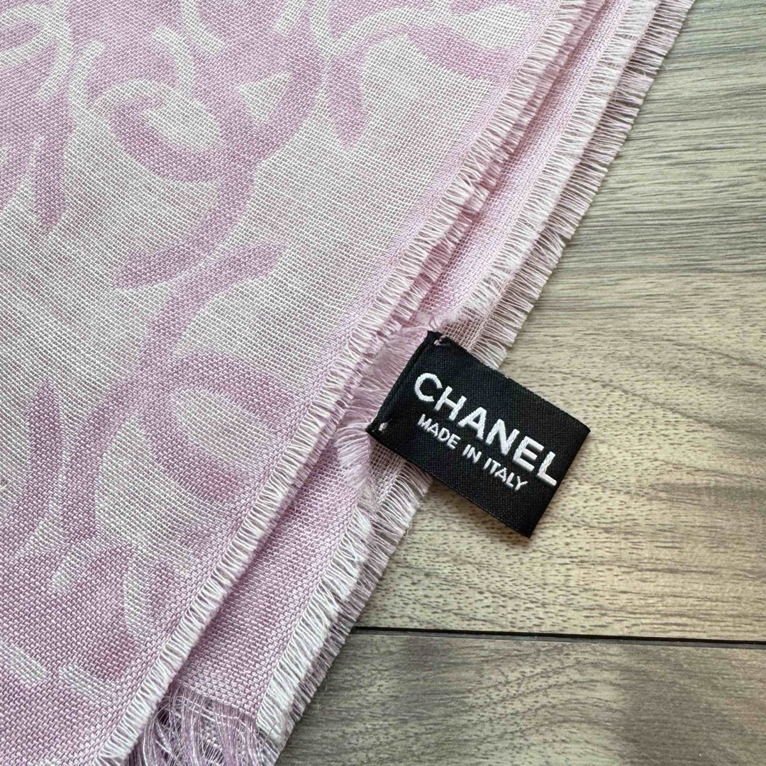 CHANEL(シャネル)のCHANEL ココマークカシミヤシルクスカーフ ストール ピンクシャネル レディースのファッション小物(ストール/パシュミナ)の商品写真