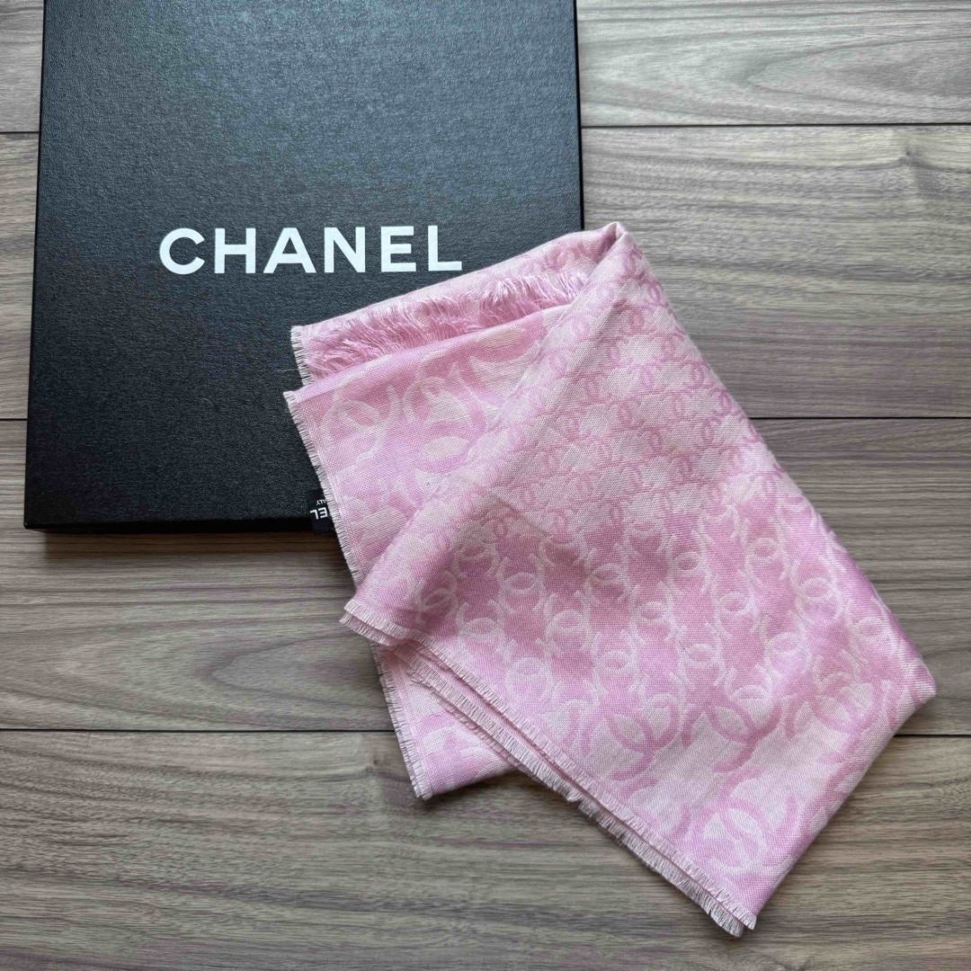 CHANEL(シャネル)のCHANEL ココマークカシミヤシルクスカーフ ストール ピンクシャネル レディースのファッション小物(ストール/パシュミナ)の商品写真