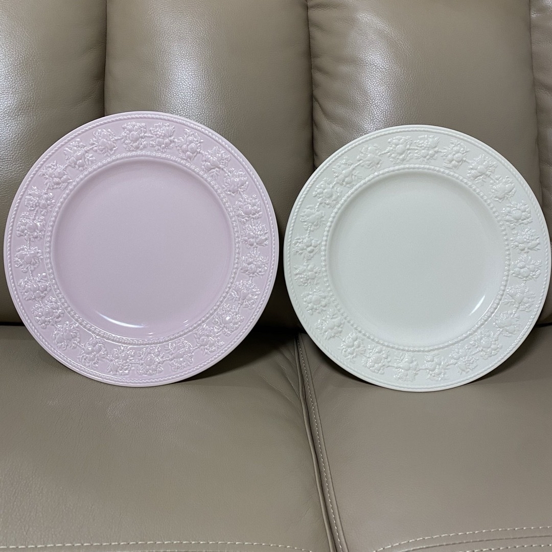 WEDGWOOD(ウェッジウッド)のウェッジウッド大皿2枚ペア★27cmレンジ食洗機WEDGWOODフェスティビティ インテリア/住まい/日用品のキッチン/食器(食器)の商品写真