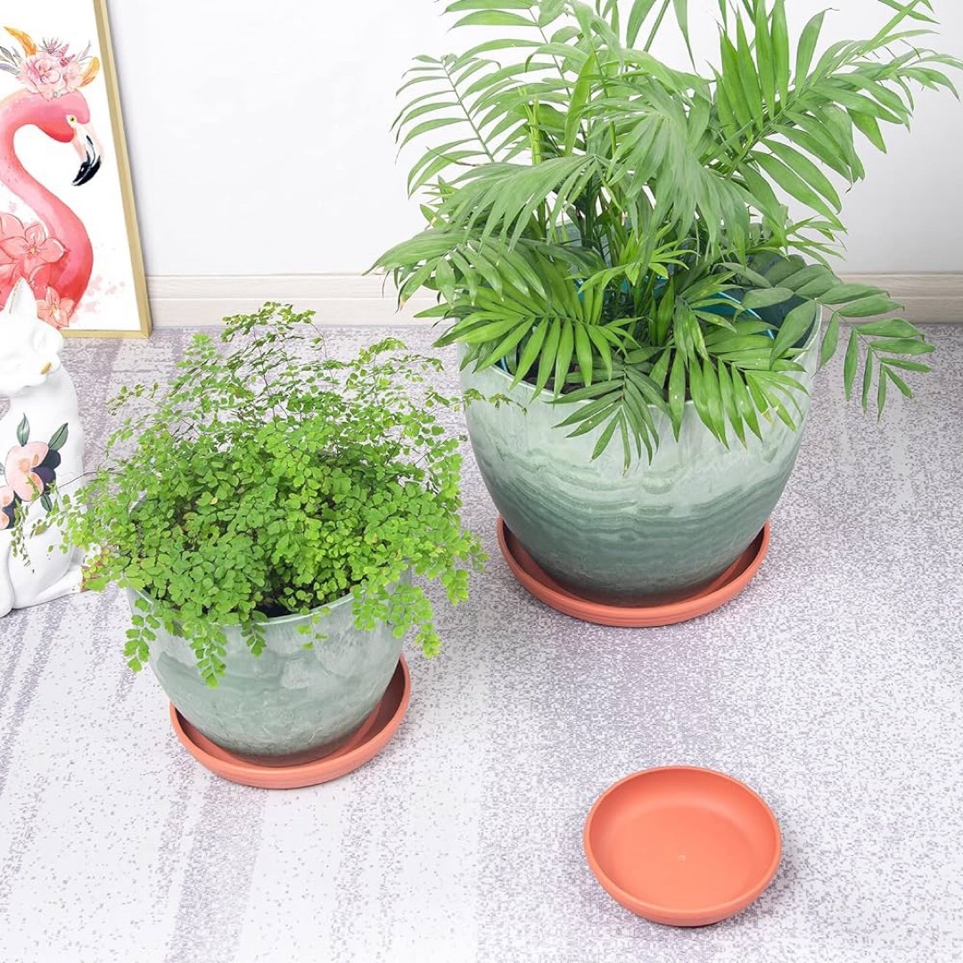 お得な3枚セット❣️植木鉢 受け皿 プラスチック 小型 中型 大型白 レッド 茶 インテリア/住まい/日用品のインテリア小物(その他)の商品写真