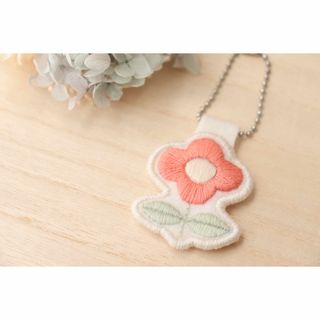 /刺繍/オレンジ花のキーホルダー(キーホルダー/ストラップ)