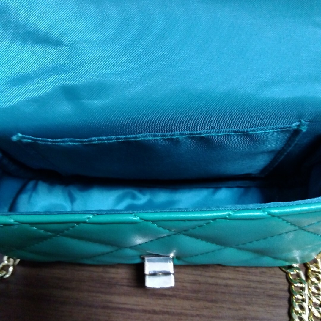 GU(ジーユー)のGU　ゴールドチェーン　キルティング　ミニショルダーバッグ　グリーン レディースのバッグ(ショルダーバッグ)の商品写真