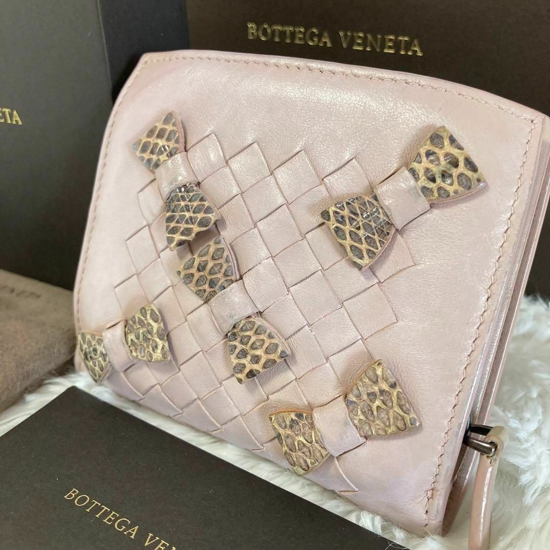 Bottega Veneta(ボッテガヴェネタ)の【超希少・美品】ボッテガヴェネタ　折り財布　ピンク　リボン　パイソン レディースのファッション小物(財布)の商品写真