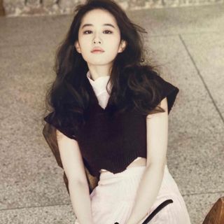 リウ・イーフェイ直筆サイン入り2Lサイズ写真…Liu Yifei(女性タレント)