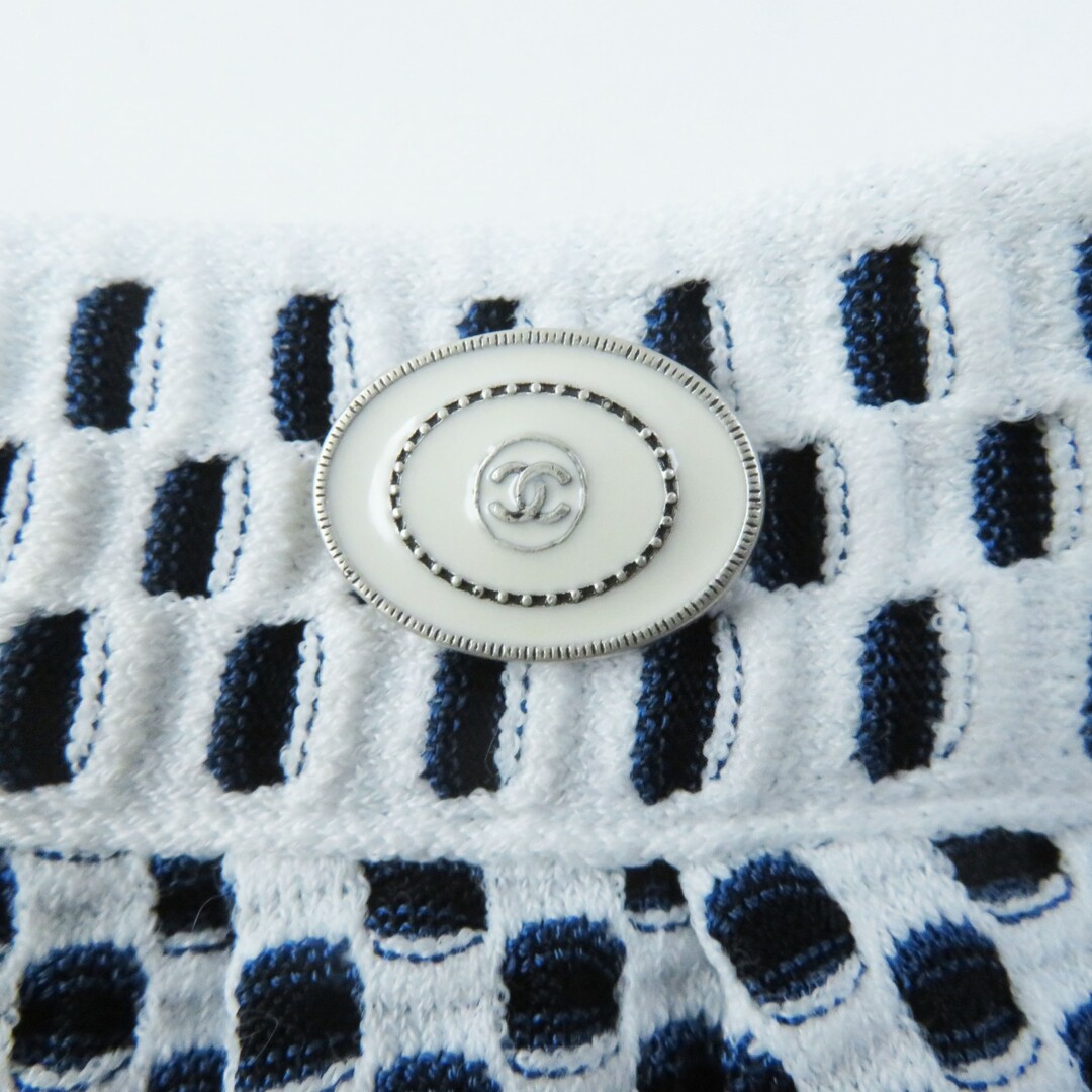 CHANEL(シャネル)の極美品◎CHANEL シャネル P47956 ココマークプレート付き ミニスカート ホワイト ネイビー 36 イタリア製 正規品 レディース レディースのスカート(ミニスカート)の商品写真