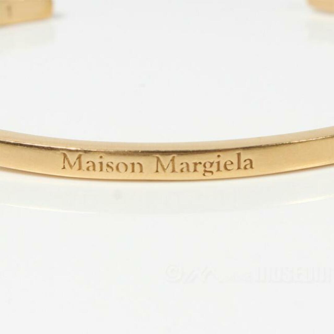 Maison Martin Margiela(マルタンマルジェラ)の【新品未使用】 Maison Margiela メゾン マルジェラ ブレスレット アクセサリー Logo cuff レディース SM1UY0064SV0158 【01サイズ/YELLOW GOLD PLATING BURATTATO】 レディースのアクセサリー(ブレスレット/バングル)の商品写真