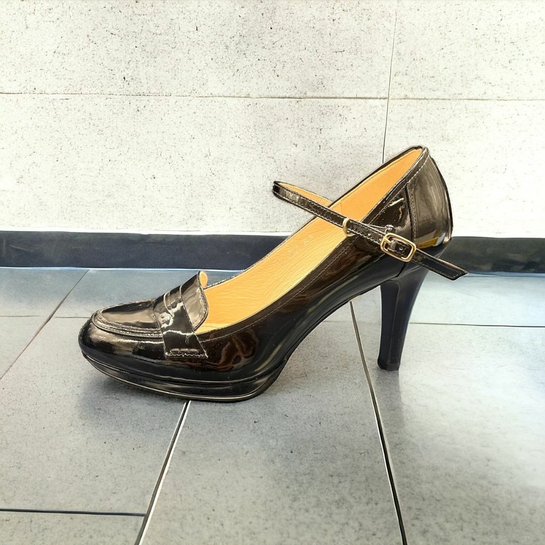EIZO(エイゾー)のEIZO ストラップ　エナメル　パンプス　ラウンドトゥ　24.5cm レディースの靴/シューズ(ハイヒール/パンプス)の商品写真