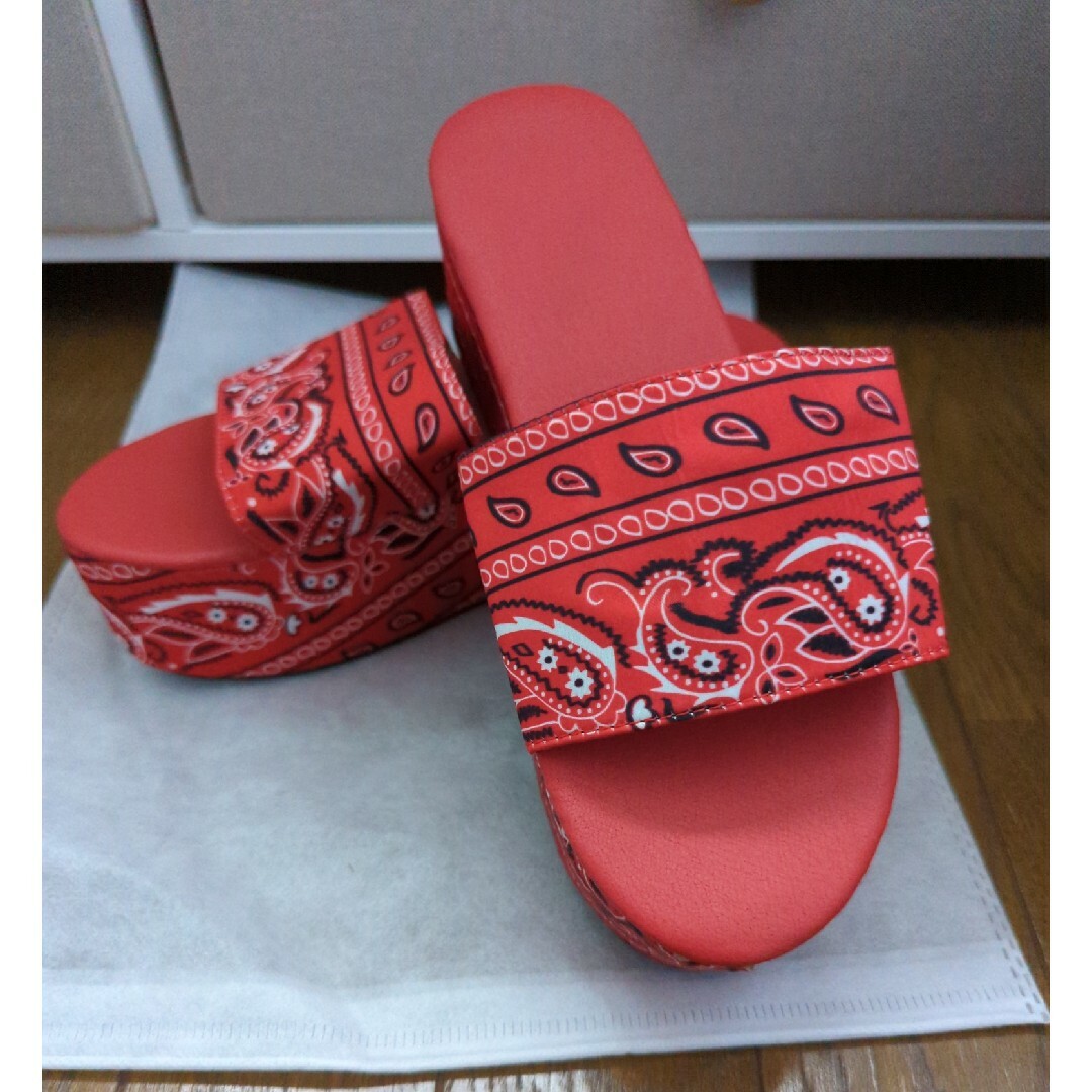 ペイズリー柄　厚底サンダル　赤　新品未使用 レディースの靴/シューズ(サンダル)の商品写真