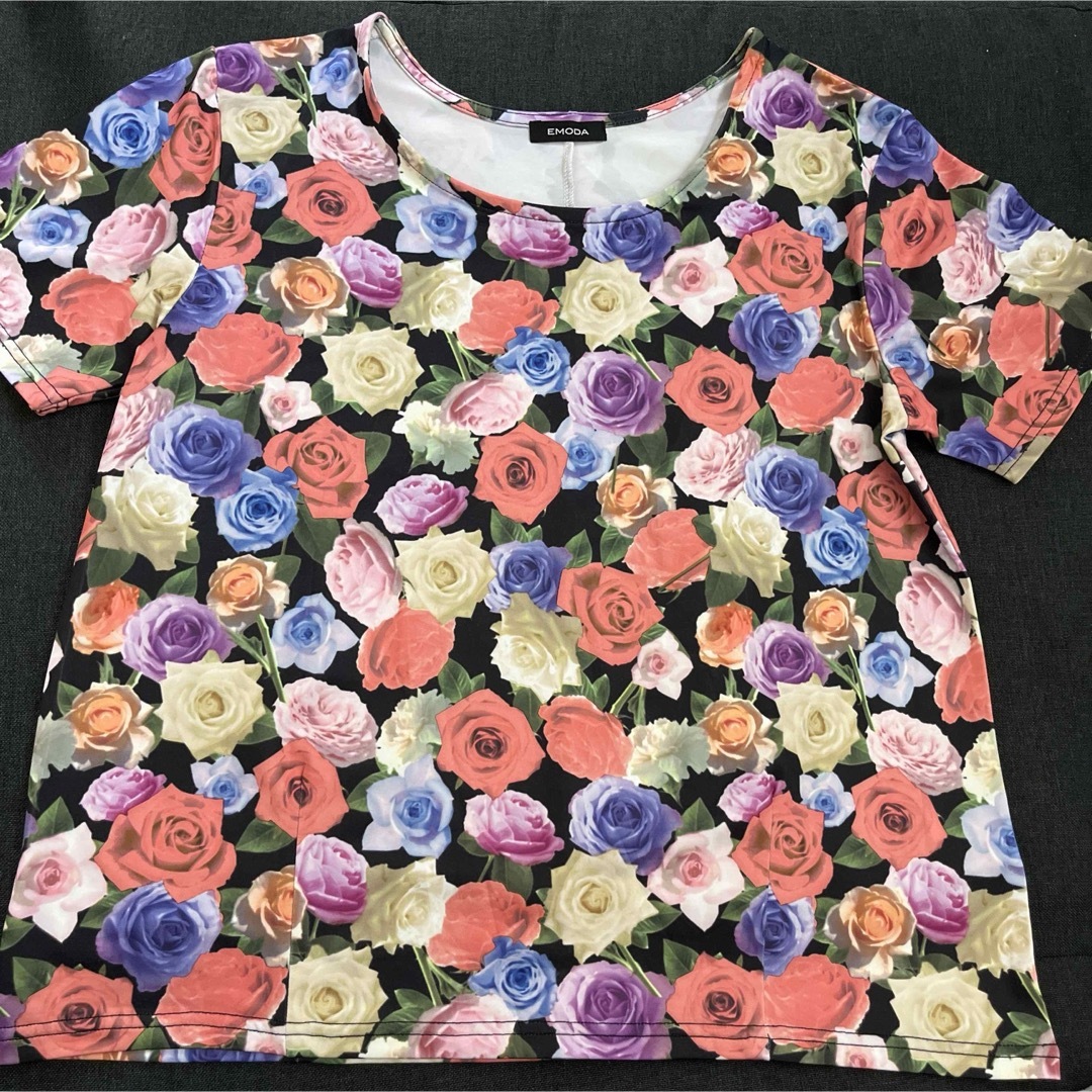 EMODA(エモダ)のEMODA 花柄　Tシャツ　新品未使用 レディースのトップス(Tシャツ(半袖/袖なし))の商品写真