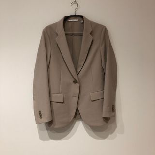 ユニクロ(UNIQLO)のユニクロ　感動ジャケット　ベージュ　Sサイズ(テーラードジャケット)