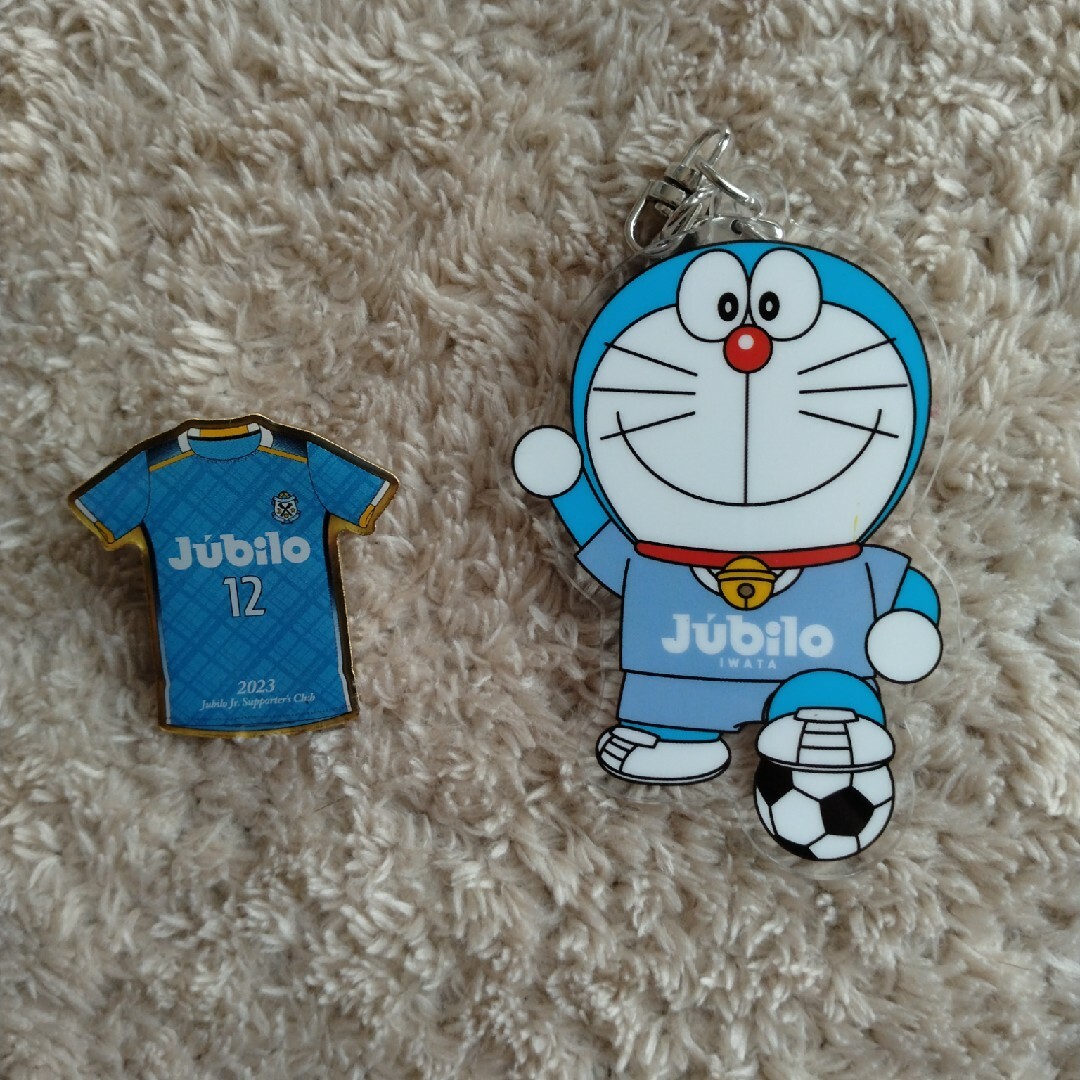 ジュビロ磐田　ピンバッジとキーホルダー スポーツ/アウトドアのサッカー/フットサル(応援グッズ)の商品写真