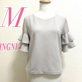 イング(INGNI)のイング　ブラウス　M　グレー　フリル袖　オフィスカジュアル　ポリ(シャツ/ブラウス(半袖/袖なし))