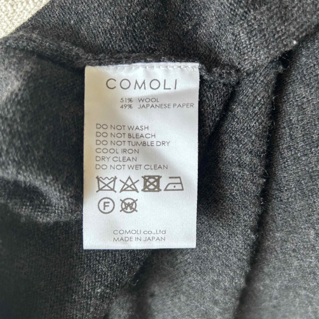 COMOLI(コモリ)のCOMOLI コモリ ウール和紙 ボートネックニット　CHARCOAL メンズのトップス(ニット/セーター)の商品写真