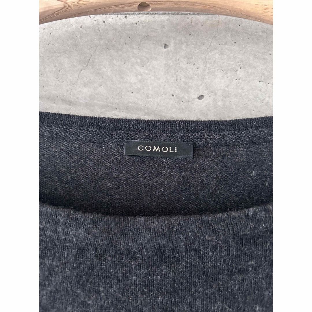 COMOLI(コモリ)のCOMOLI コモリ ウール和紙 ボートネックニット　CHARCOAL メンズのトップス(ニット/セーター)の商品写真