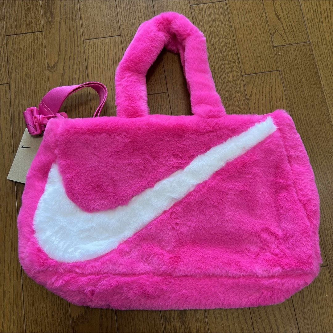 NIKE(ナイキ)のNIKE ピンク　ファーバッグ レディースのバッグ(トートバッグ)の商品写真