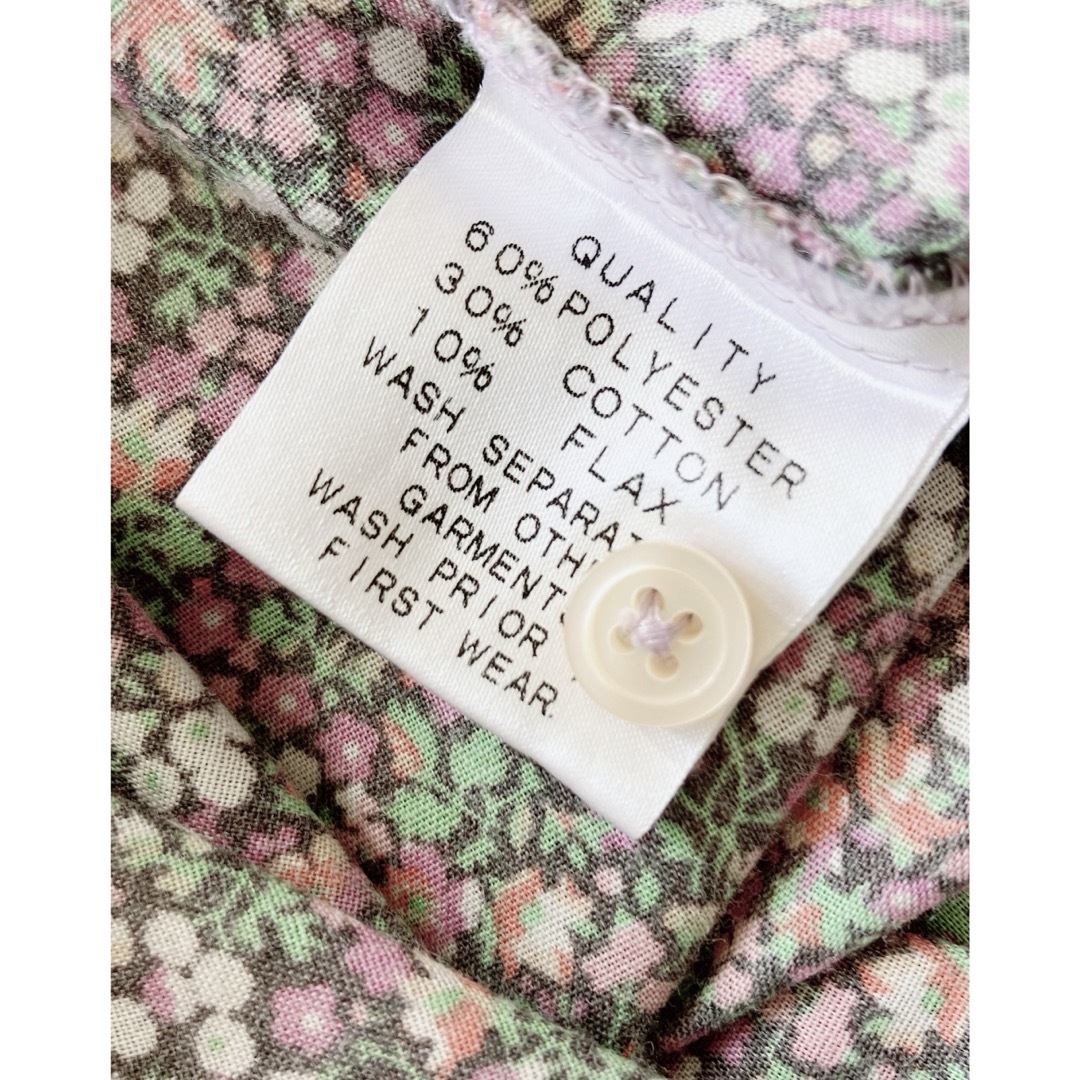 Hug O War(ハグオーワー)の✳︎HUG O WaRハグオーワー　素朴な淡色小花柄ブラウス♪ バンドカラー レディースのトップス(シャツ/ブラウス(長袖/七分))の商品写真