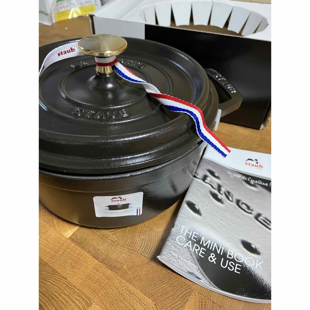 STAUB(ストウブ)の新品未使用　ストウブ ピコ・ココット ラウンド ブラック 18cm インテリア/住まい/日用品のキッチン/食器(鍋/フライパン)の商品写真