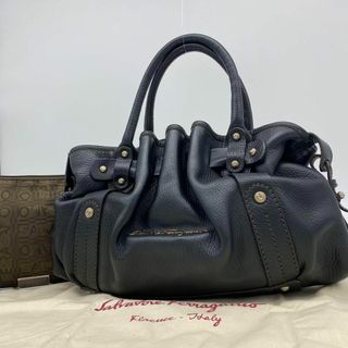 サルヴァトーレフェラガモ(Salvatore Ferragamo)の【Ferragamo】ハンドバッグ　スタッズ　カーフ　レザー　ポーチ付き(ハンドバッグ)