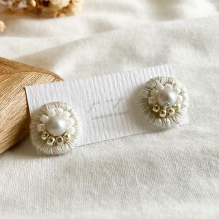 ライトグレー  手刺繍の小ぶり パールピアス/イヤリング  サージカルステンレス(イヤリング)