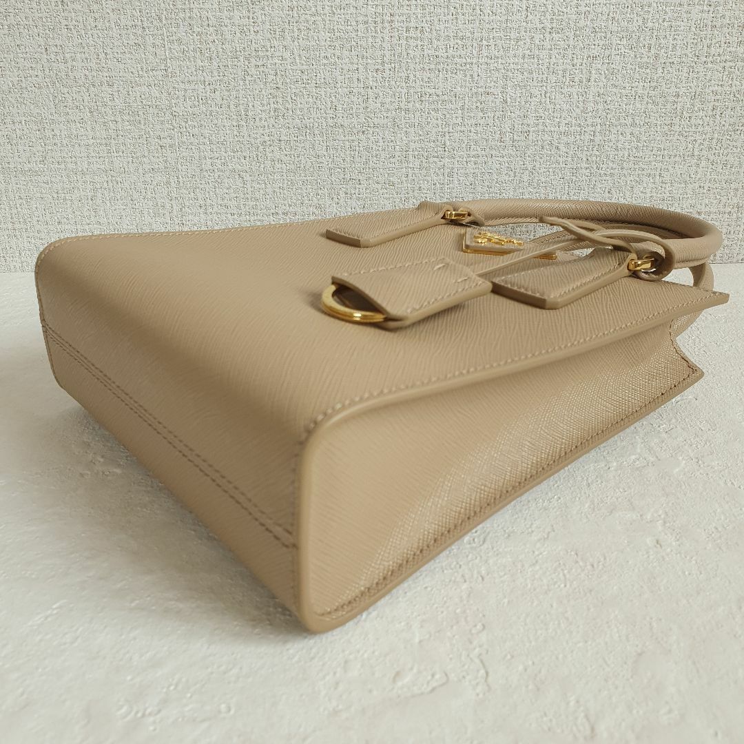 PRADA(プラダ)の【新品・未使用】PRADA ロゴ サフィアーノ レザーハンドバッグ レディースのバッグ(ショルダーバッグ)の商品写真