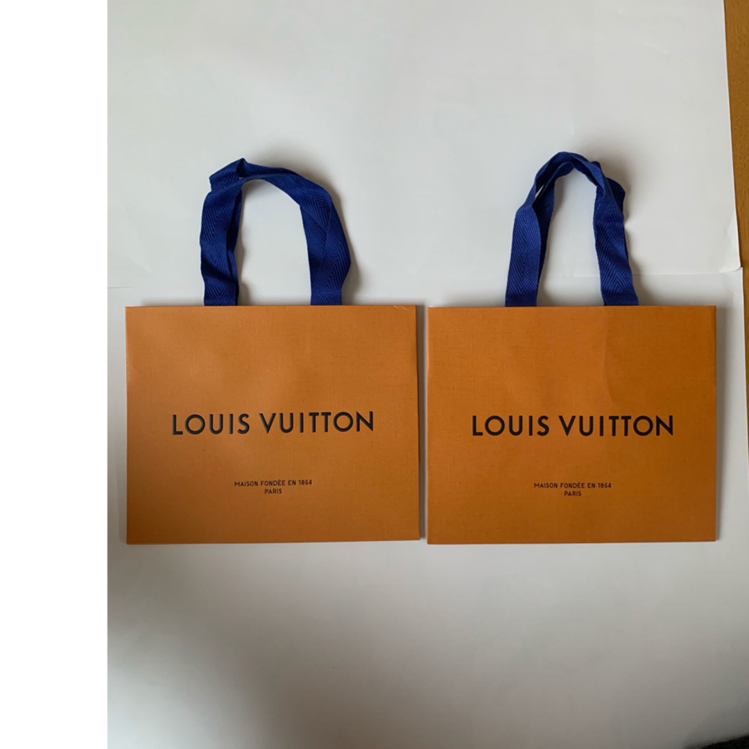 LOUIS VUITTON(ルイヴィトン)の【LOUIS VUITTON】紙袋3枚 &メッセージカード3枚&リボン2巻 レディースのバッグ(ショップ袋)の商品写真