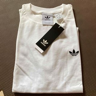 アディダス(adidas)のadidas Tシャツ(Tシャツ/カットソー(半袖/袖なし))