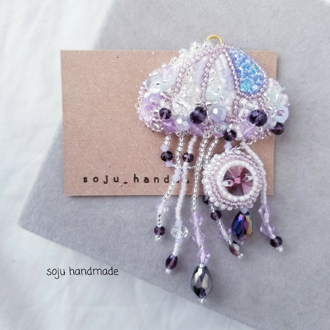 紫のキラキラクラゲ　ビーズ刺繍　ブローチ ハンドメイドのアクセサリー(コサージュ/ブローチ)の商品写真