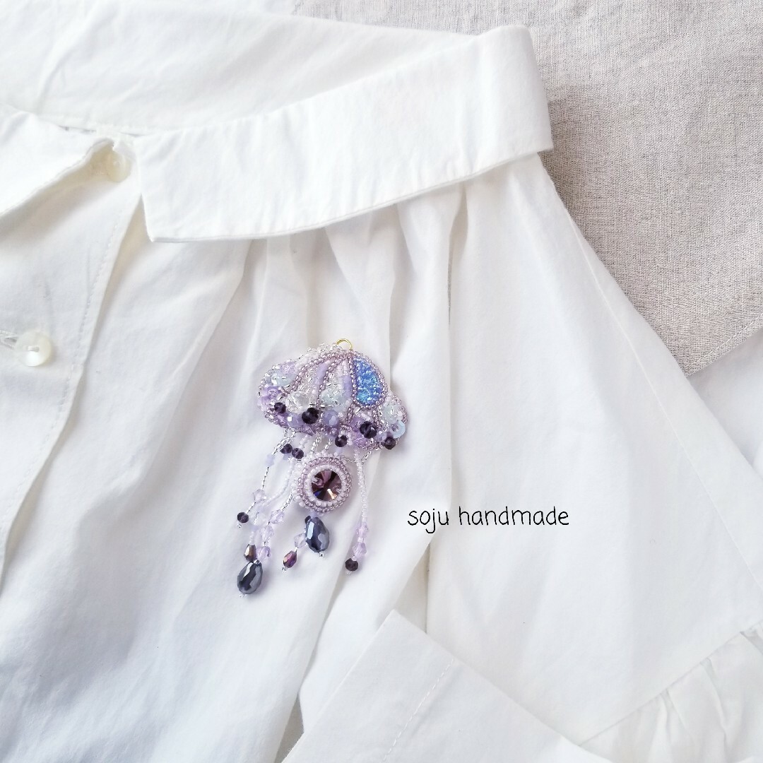 紫のキラキラクラゲ　ビーズ刺繍　ブローチ ハンドメイドのアクセサリー(コサージュ/ブローチ)の商品写真