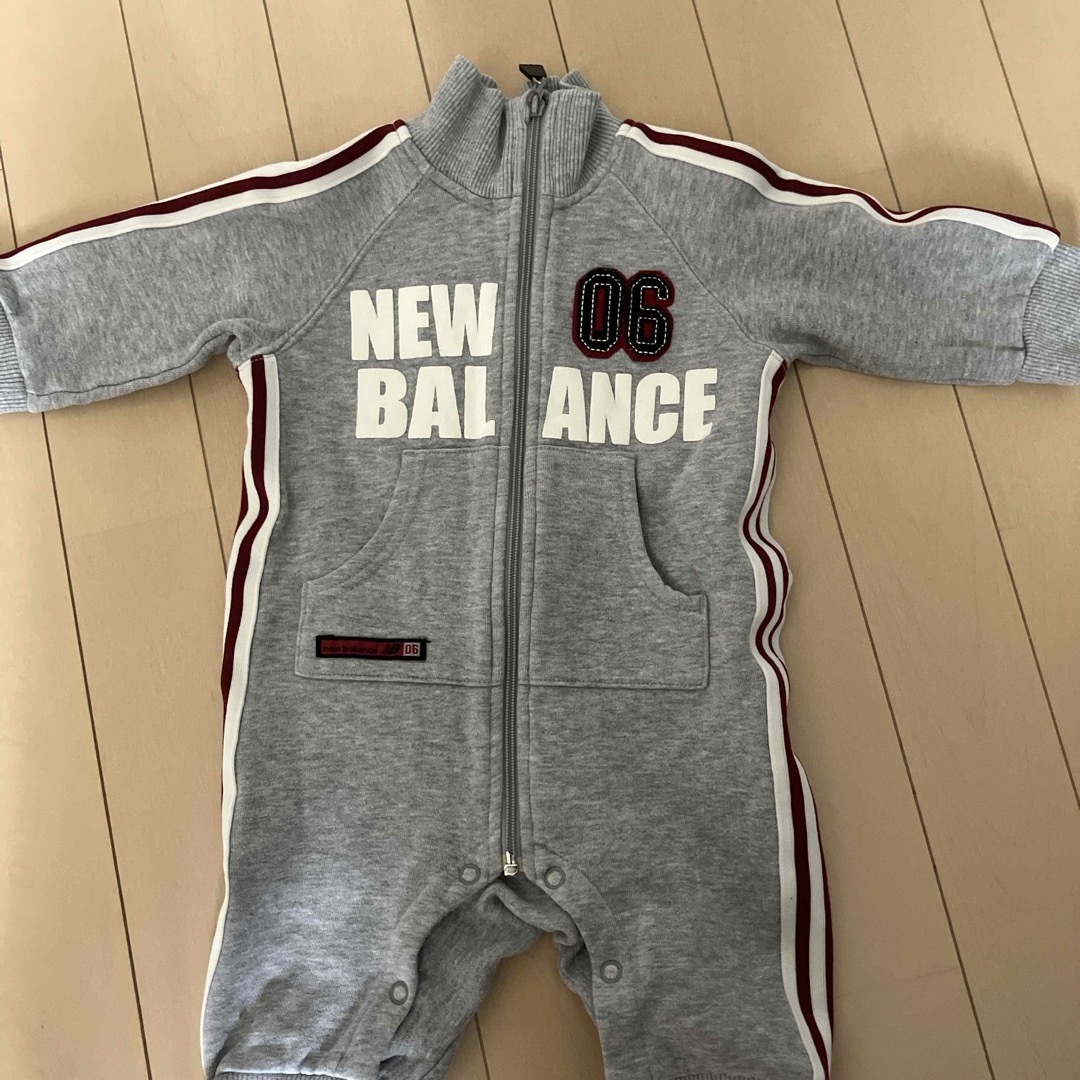 New Balance(ニューバランス)のニューバランスのかっこいいロンパーススウェット生地ベビー７０サイズ キッズ/ベビー/マタニティのベビー服(~85cm)(ロンパース)の商品写真