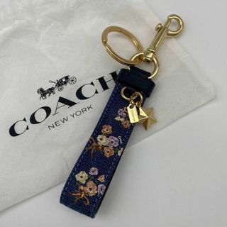 コーチ(COACH)の【未使用級】高級　coach ストラップ　スタッズ　花柄　星　金プレート　バッグ(キーホルダー)