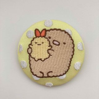 スミッコグラシ(すみっコぐらし)のすみっコぐらし　刺繍缶バッジ　とんかつ　えびふらいのしっぽ　(キャラクターグッズ)