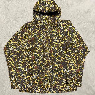 アベイシングエイプ(A BATHING APE)のAPE BAPE KAWS レオパード　スノボジャケット　パーカー　総柄　L(パーカー)